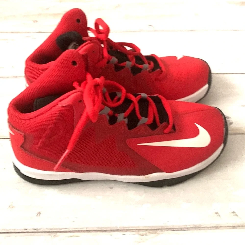 Nike Boys 4.5 Airmax Stutter Step 2 Basketball Sneakers Athletic Shoes Red NEW